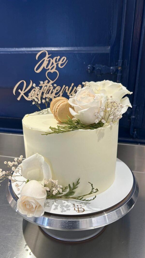rosas blancas cake 2 Tarta personalizada con Flores