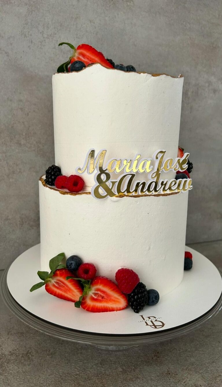 Tarta de Boda Minimalista con Frutas Frescas y Detalles Dorados