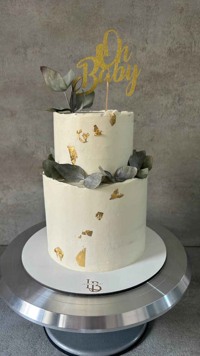 Tarta con Eucalipto y Detalles en Pan de Oro