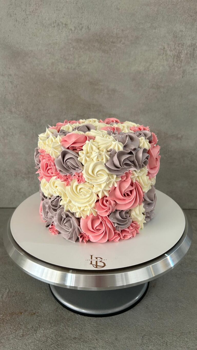 Tarta Floral de Rosas en Crema