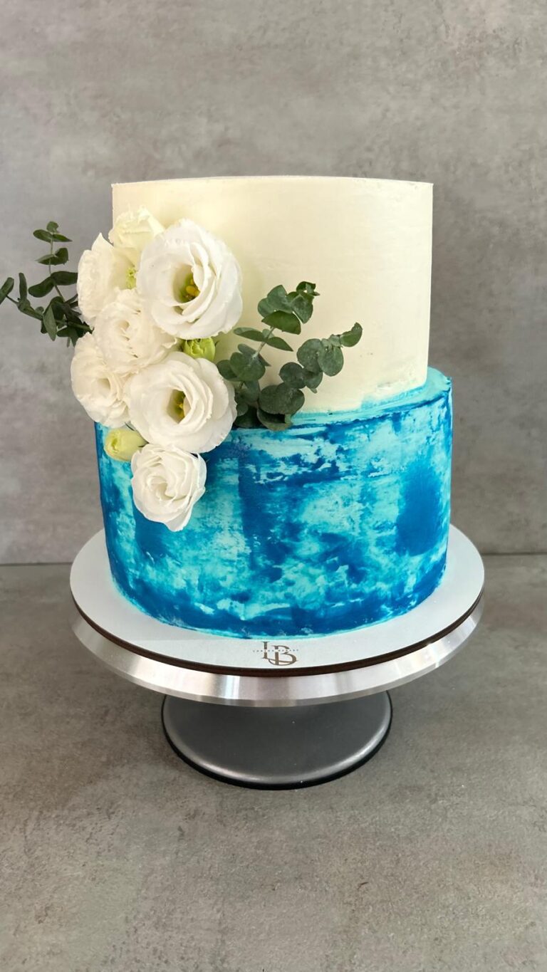 Tarta de Dos Pisos con Acuarela Azul y Flores Blancas