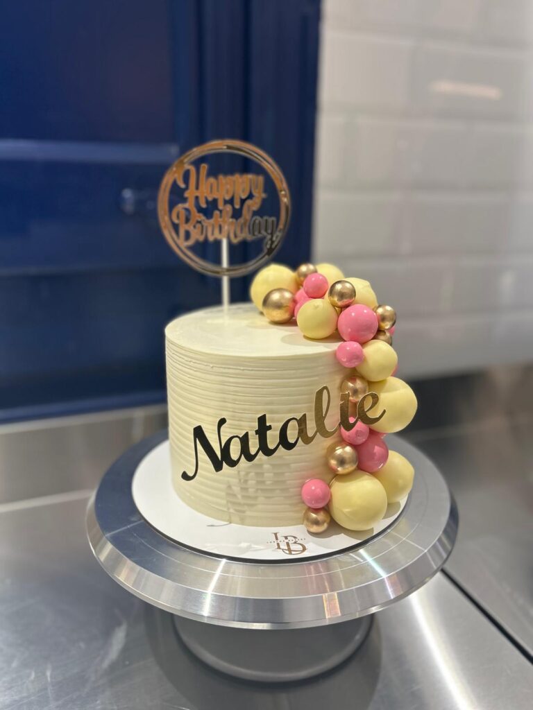 Tarta Elegante con Esferas