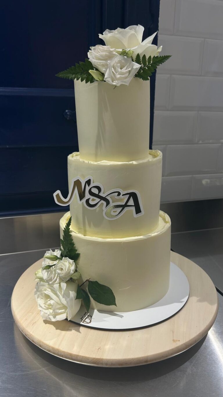 Tarta de Boda Blanca Clásica con Flores