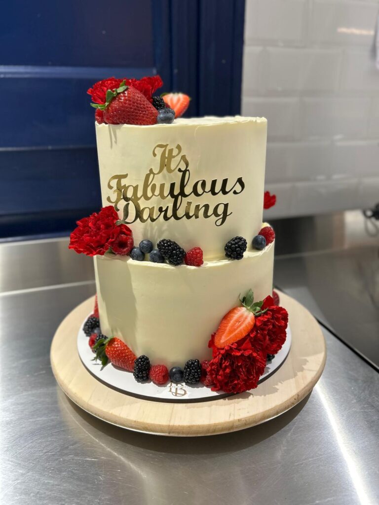 Tarta Elegante con Flores Rojas y Frutos Rojos