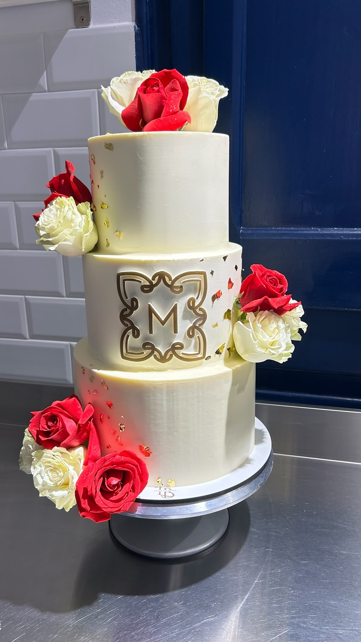 Tarta de boda de tres pisos con rosas para grandes celebraciones — tartas de boda en Barcelona