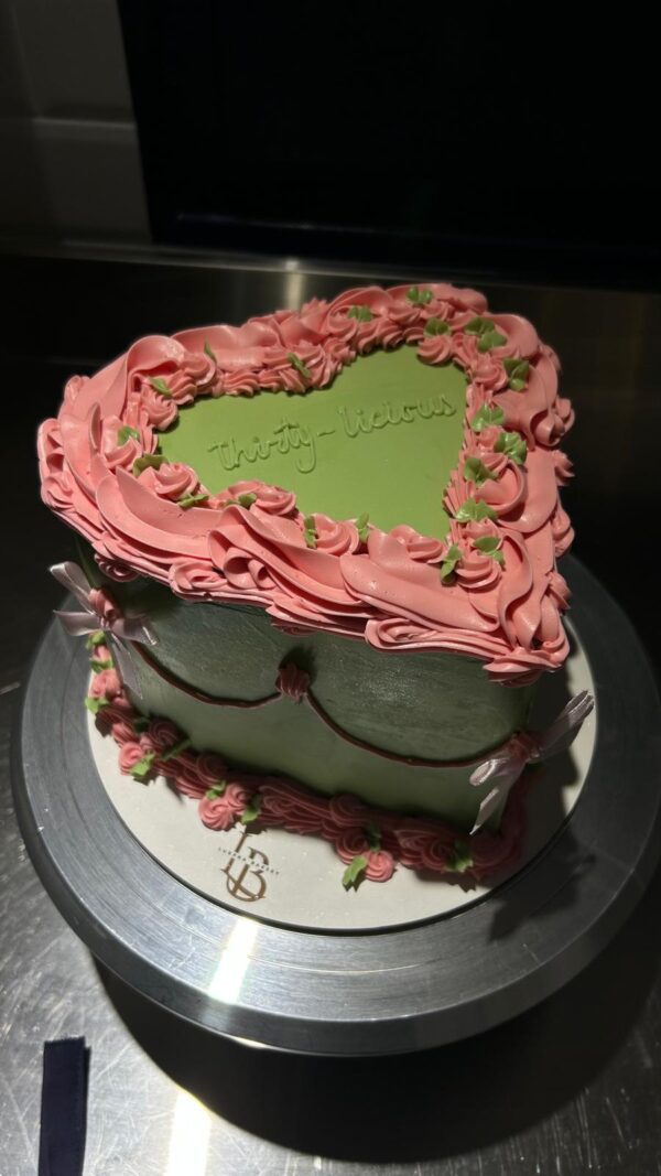 Tarta Corazón Vintage Verde & Rosa con Decoración Floral