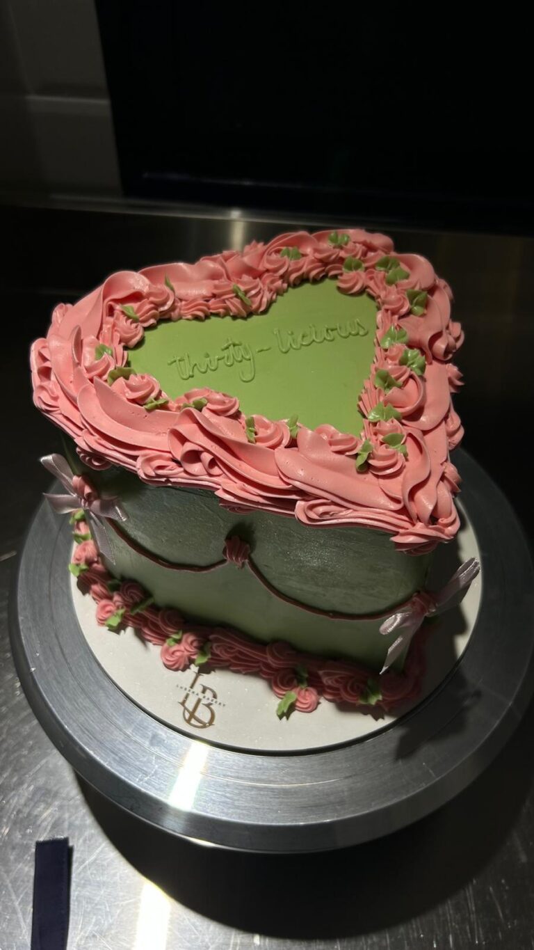 Tarta Corazón Vintage Verde & Rosa con Decoración Floral