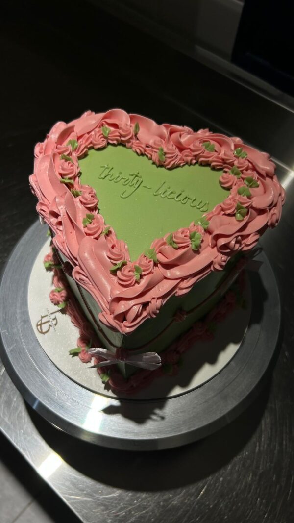 Tarta Corazón Vintage Verde & Rosa con Decoración Floral