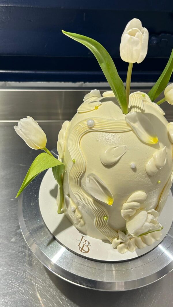 IMG-20250615-WA0178 Tarta Floral Contemporánea con Tulipanes Blancos