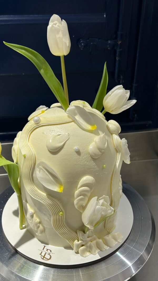 IMG-20250615-WA0179 Tarta Floral Contemporánea con Tulipanes Blancos