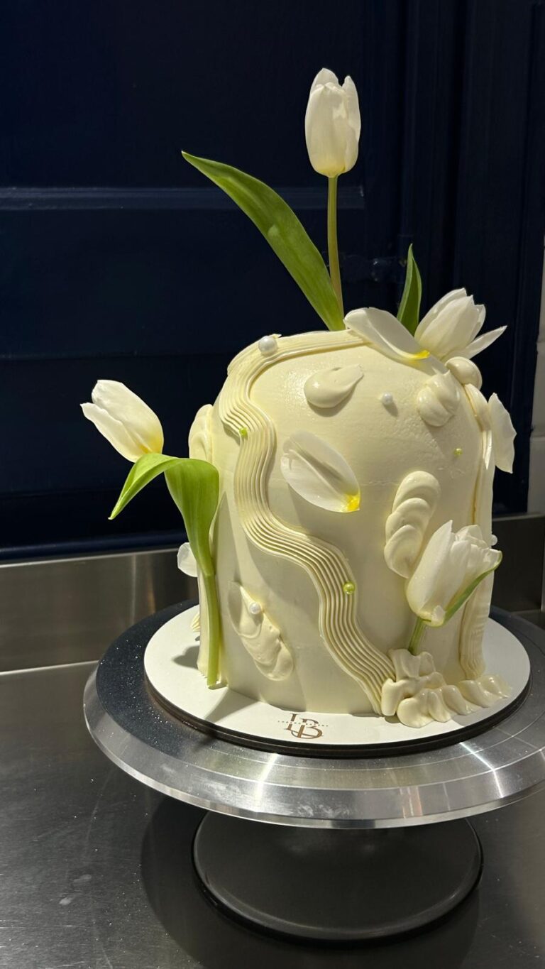 Tarta Floral Contemporánea con Tulipanes Blancos