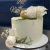 Tarta Nupcial Elegante con Rosas Blancas y Macarons