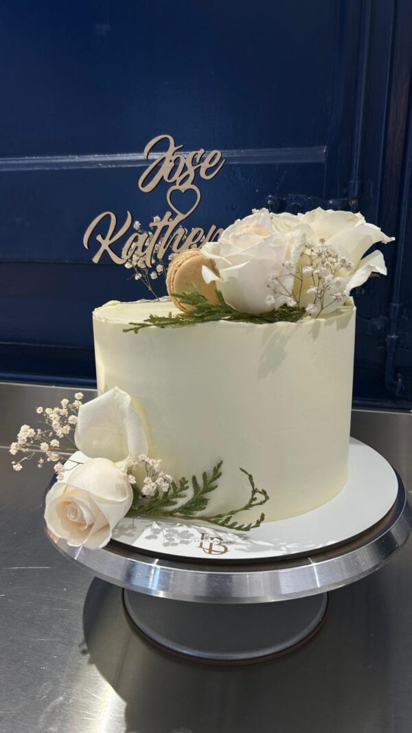 Tarta Nupcial Elegante con Rosas Blancas y Macarons