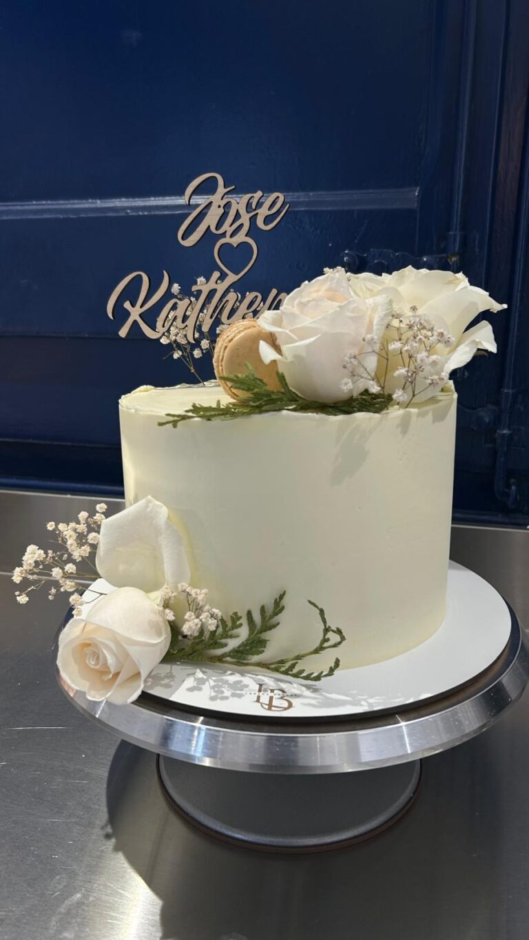 Tarta Nupcial Elegante con Rosas Blancas y Macarons