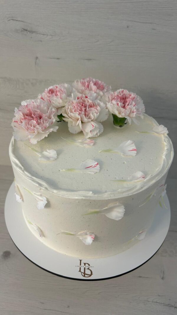 Tarta Floral Elegante con Claveles Naturales