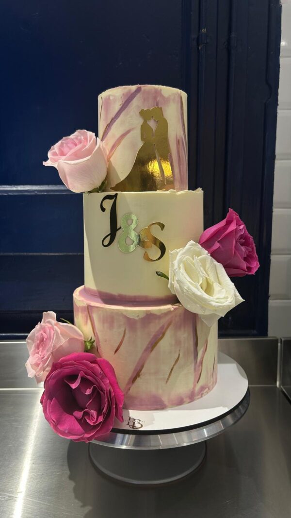IMG-20250728-WA0188 Tarta de Boda Artística de Tres Niveles con Rosas Naturales