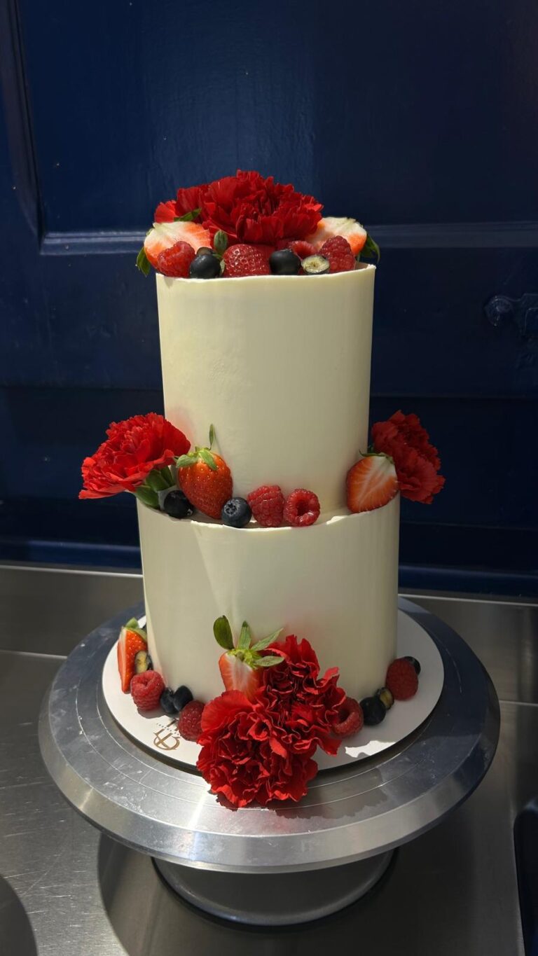 Tarta Doble Nivel Floral con Frutos Rojos
