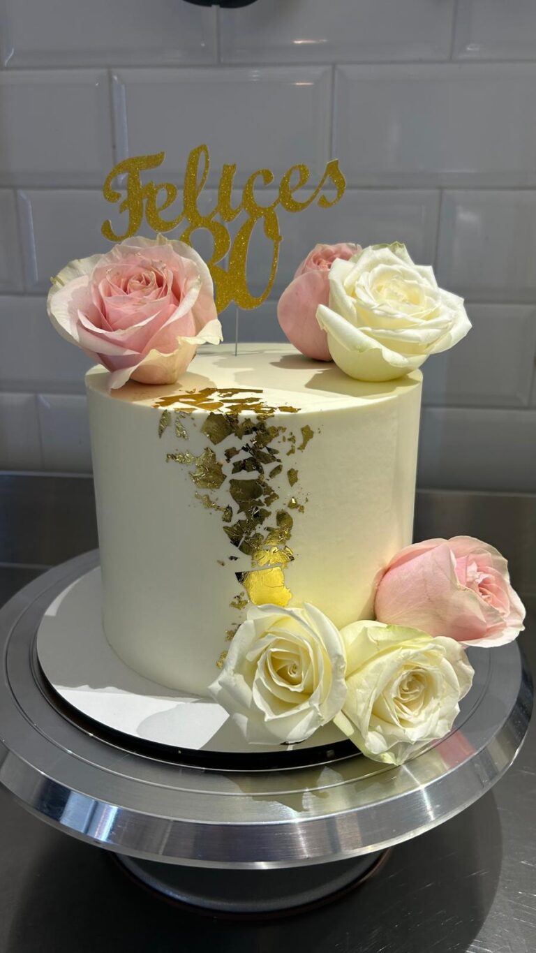 Tarta Floral Elegante con Pan de Oro