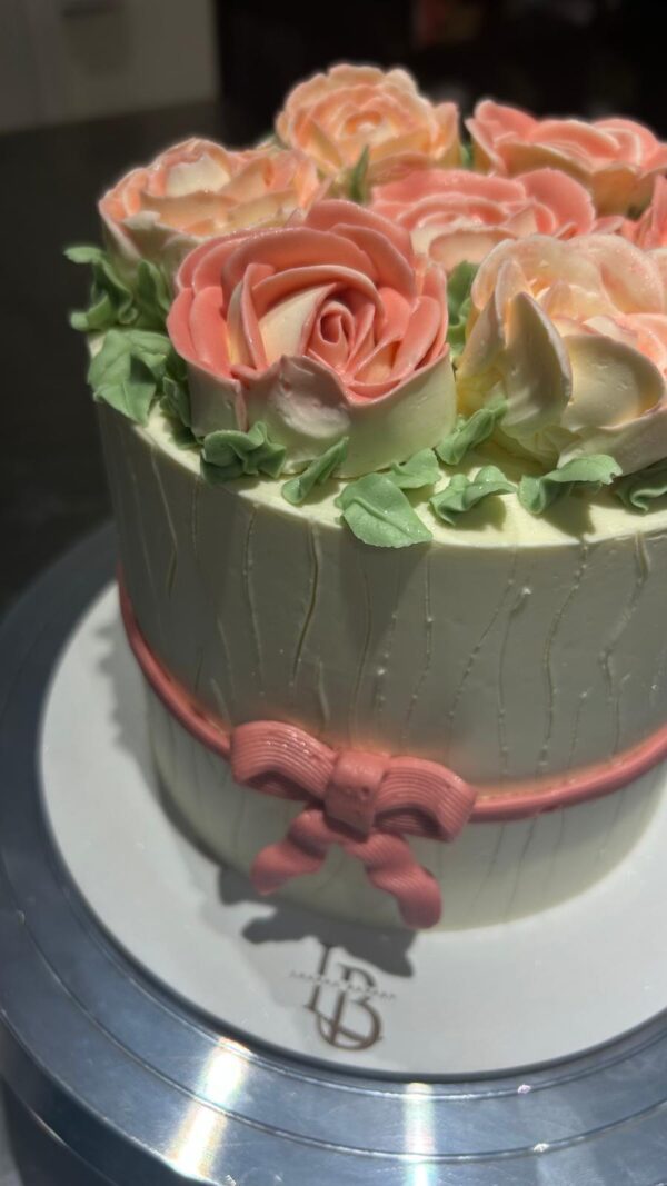 Tarta Floral de Rosas con Manga Pastelera