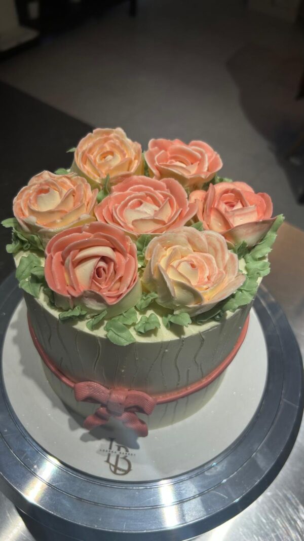 Tarta Floral de Rosas con Manga Pastelera