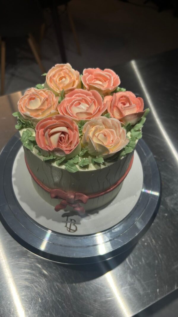 Tarta Floral de Rosas con Manga Pastelera