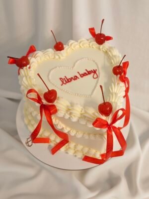 2026/02/32475.jpg Tarta Corazón Vintage con Cerezas y Lazos