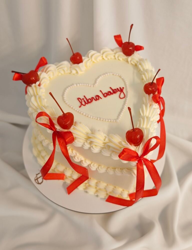 Tarta Corazón Vintage con Cerezas y Lazos