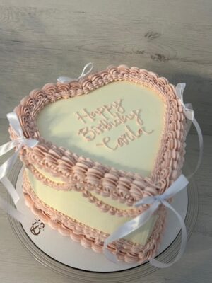 Tarta Corazón Vintage con Lazos Rosa y Crema