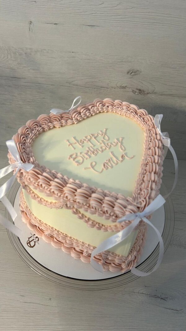 Tarta Corazón Vintage con Lazos Rosa y Crema