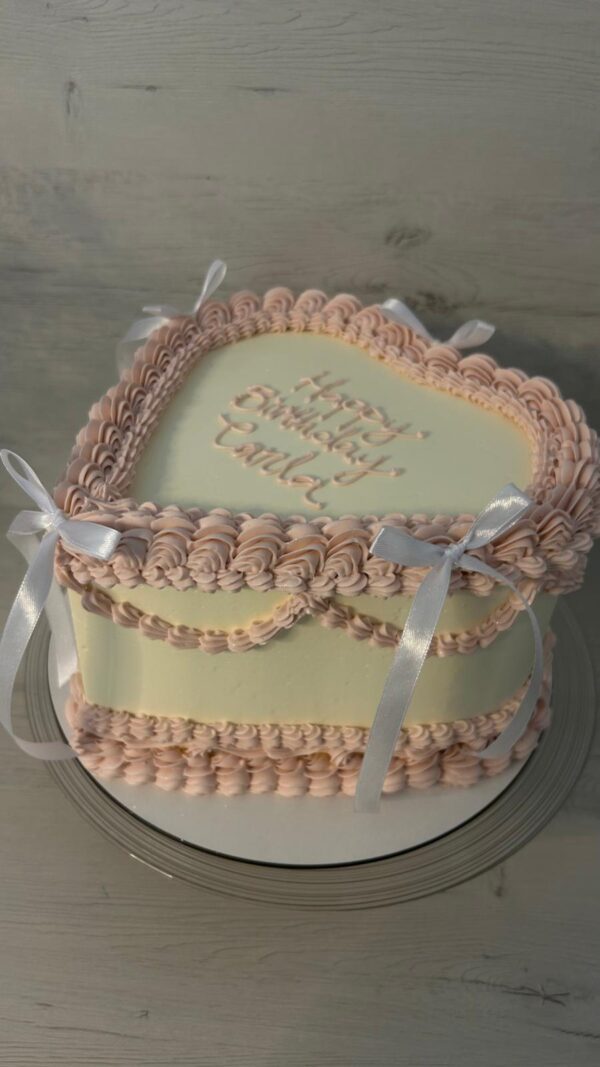 Tarta Corazón Vintage con Lazos Rosa y Crema
