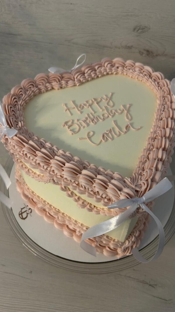 Tarta Corazón Vintage con Lazos Rosa y Crema