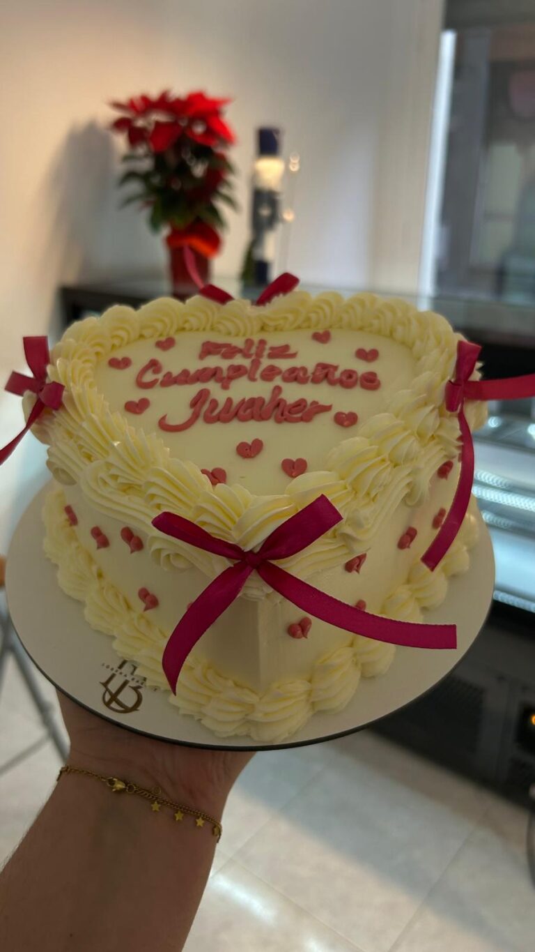 Tarta Corazón Vintage con Lazos y Mensaje Personalizado