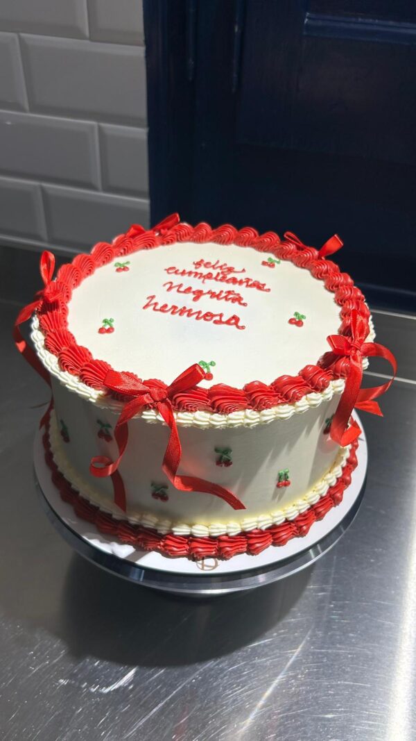 Tarta Clásica de Cerezas con Lazos Rojos