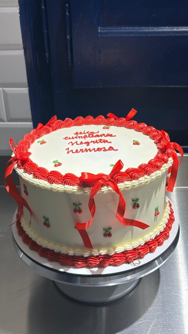 Tarta Clásica de Cerezas con Lazos Rojos