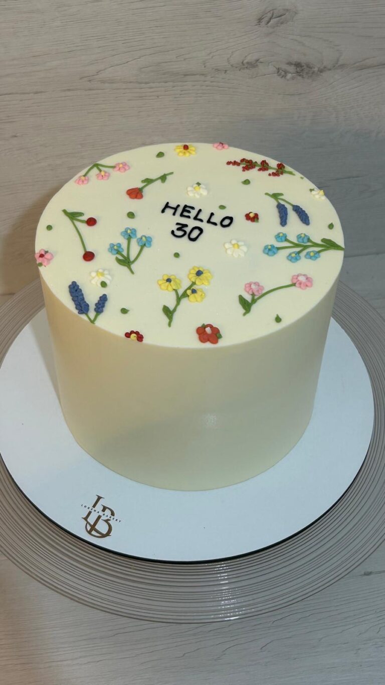 Tarta Floral Minimal Pintada a Mano