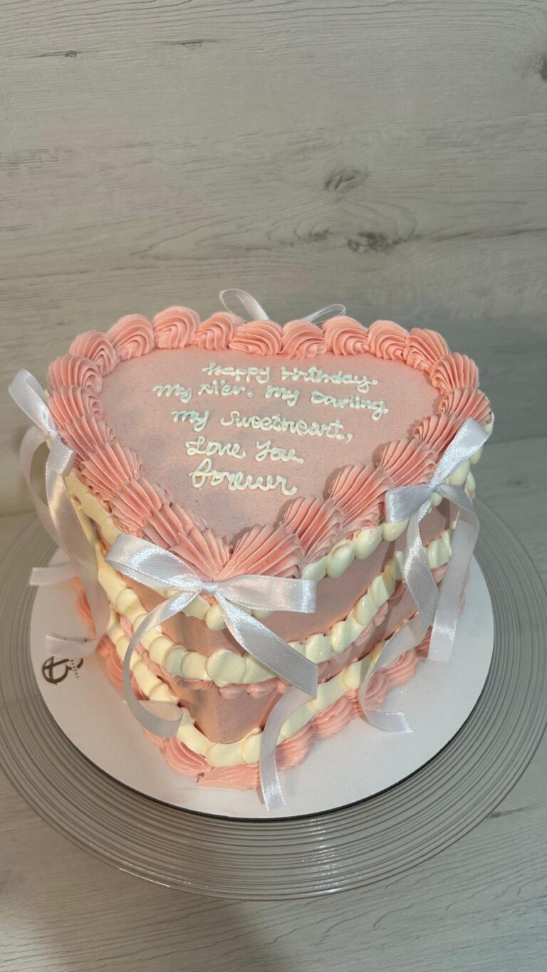 Tarta Vintage Rosa con Lazos Blancos