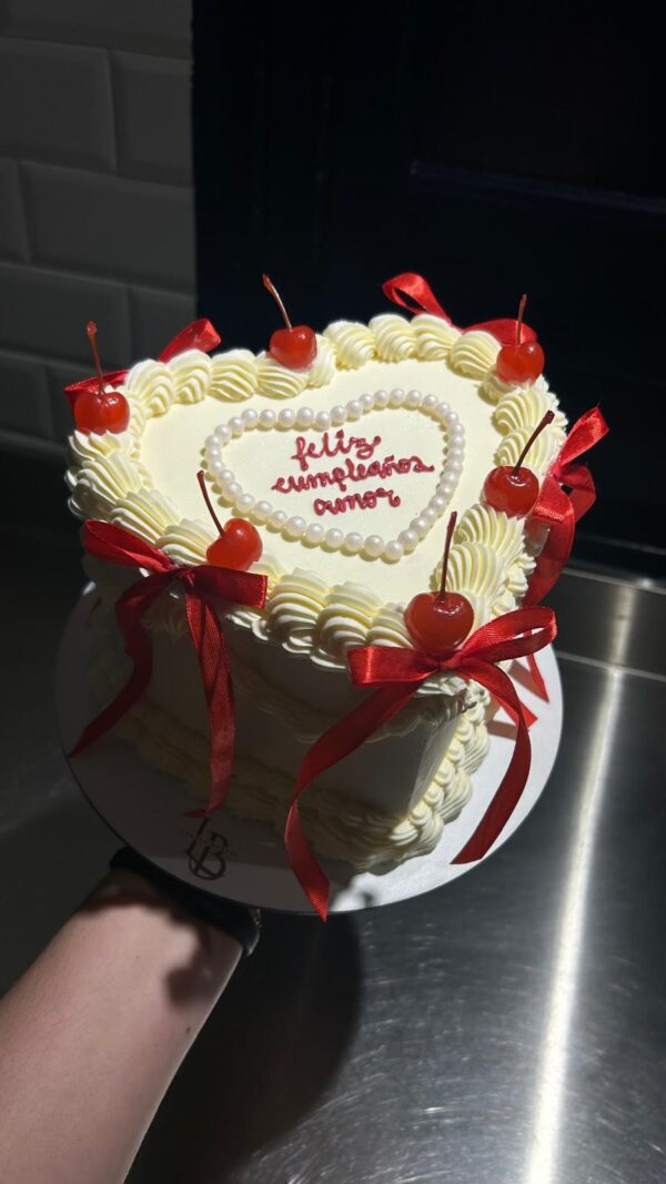WhatsApp Image 2026-02-09 at 10.20.36 (10) Tarta Corazón Vintage con Cerezas y Lazos