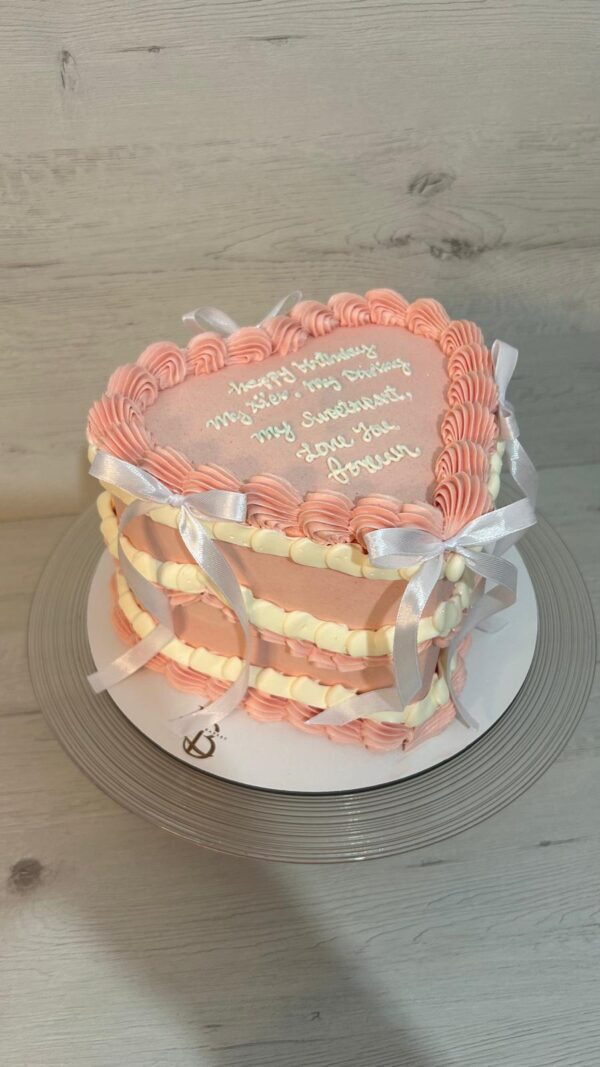 Tarta Vintage Rosa con Lazos Blancos